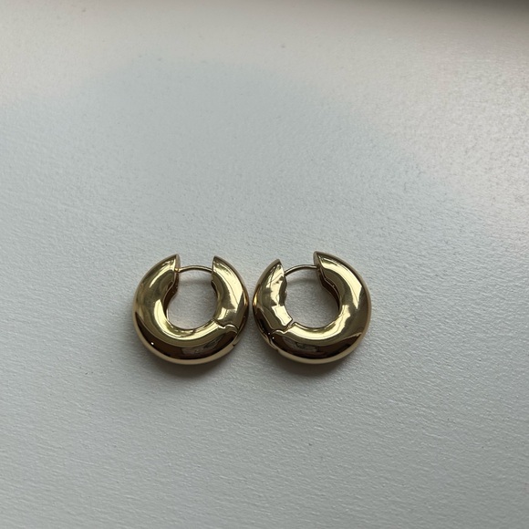 Elegant Gold Hoop Earrings - Picture 3 of 3